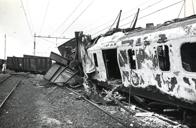 807722 Afbeelding van het uitgebrande electrische treinstel nr. 654 (mat. 1946) van de N.S. na een botsing met een ...